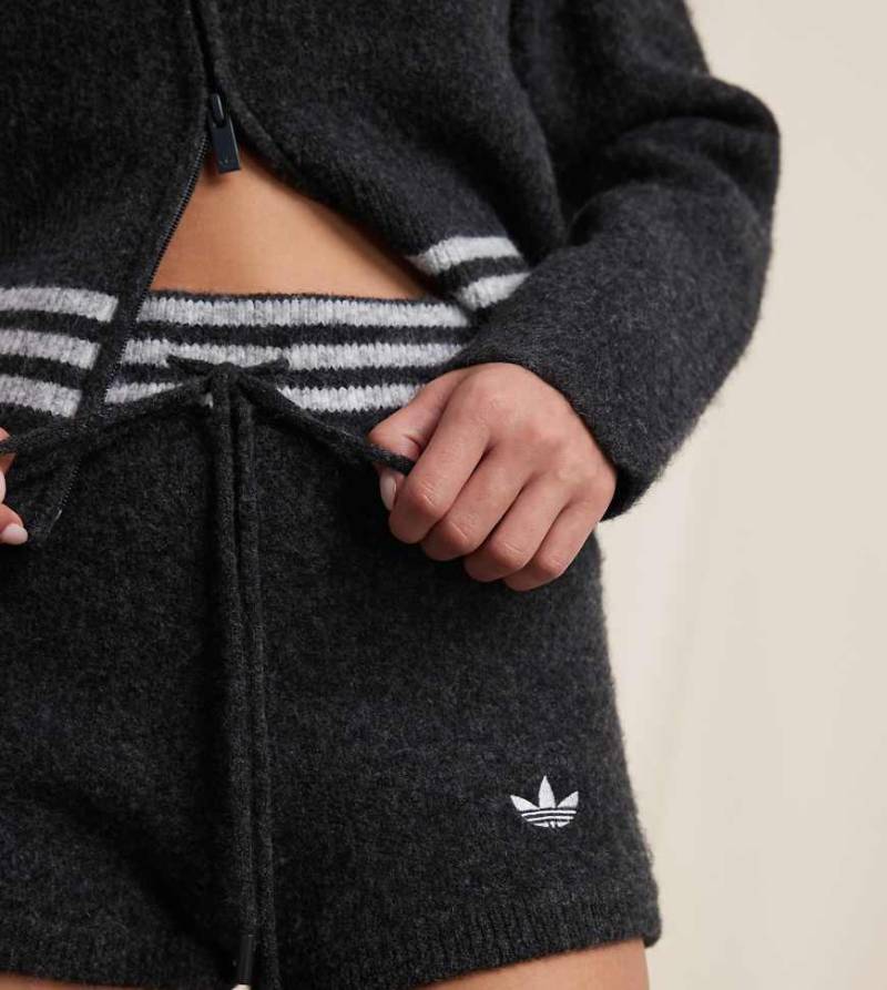 adidas Originals x ASOS - Gestrickte Hotpants in Anthrazit-Grau von adidas Originals x ASOS