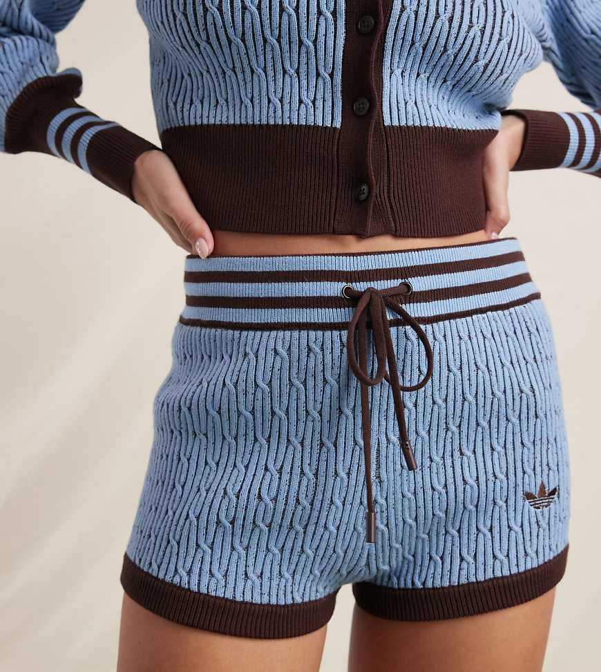 adidas Originals x ASOS - Gestrickte Hotpants in Blau mit Zopfmuster von adidas Originals x ASOS