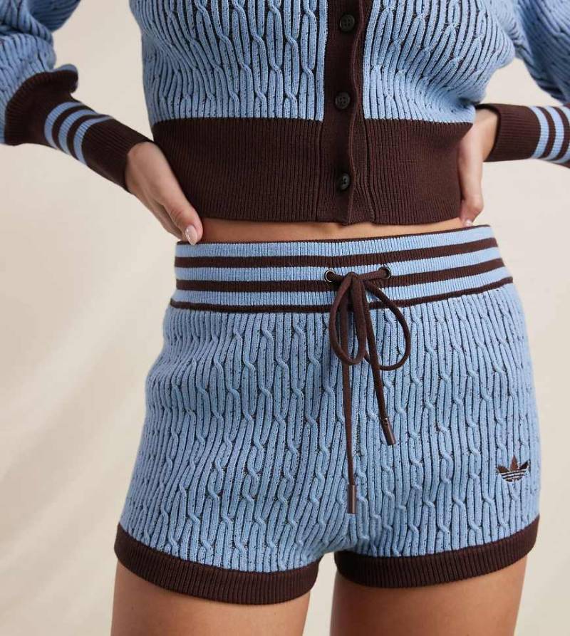 adidas Originals x ASOS - Gestrickte Hotpants in Blau mit Zopfmuster adidas Originals x ASOS - Gestrickte Hotpants in Blau mit Zopfmuster von adidas Originals x ASOS