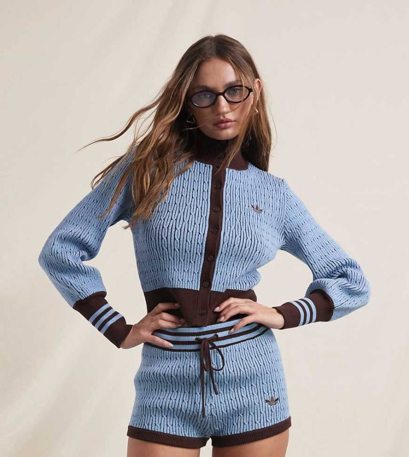 adidas Originals x ASOS - Gestrickte Trainingsjacke in Blau mit Zopfmuster adidas Originals x ASOS - Gestrickte Trainingsjacke in Blau mit Zopfmuster von adidas Originals x ASOS