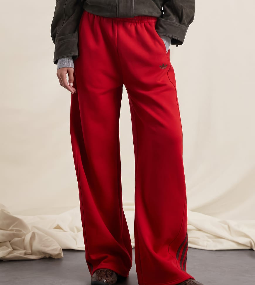 adidas Originals x ASOS - Jogginghose in Rot mit abgerundetem, weitem Bein von adidas Originals x ASOS