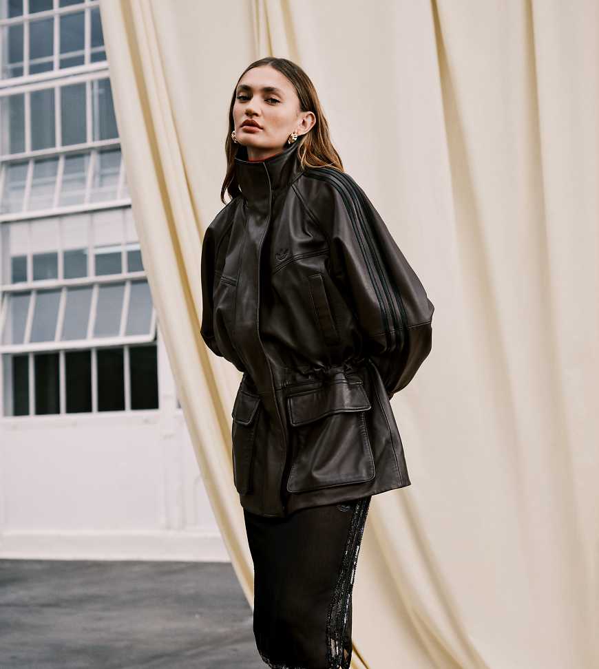 adidas Originals x ASOS - Lederjacke in Braun mit Stehkragen-Brown adidas Originals x ASOS - Lederjacke in Braun mit Stehkragen-Brown von adidas Originals x ASOS