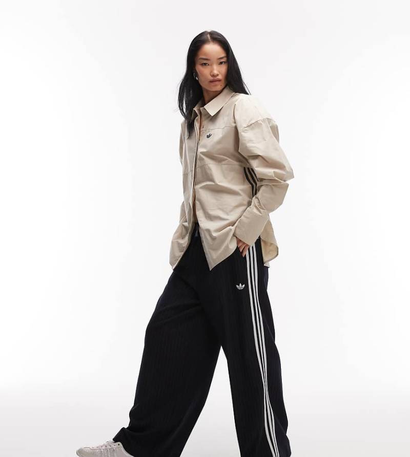 adidas Originals x ASOS - Oversize-Trainingshose in Marineblau mit Nadelstreifen von adidas Originals x ASOS