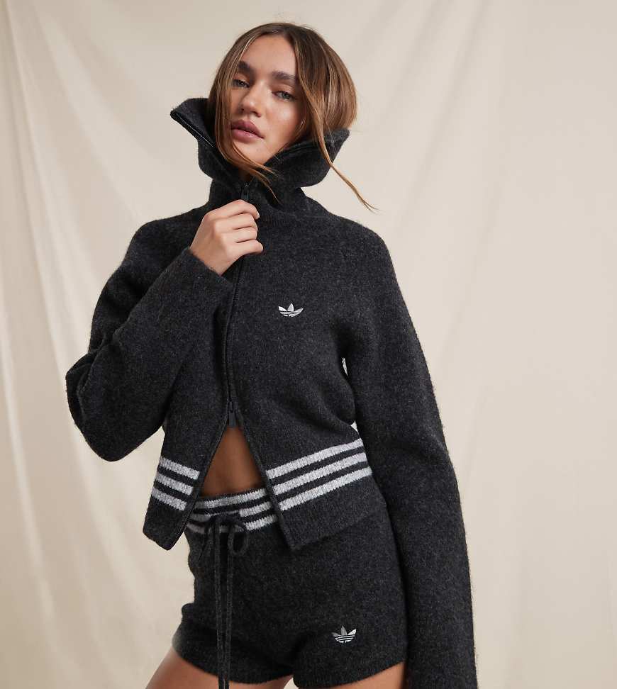 adidas Originals x ASOS - Strickpullover in Anthrazit mit Reißverschluss und Stehkragen-Rosa von adidas Originals x ASOS
