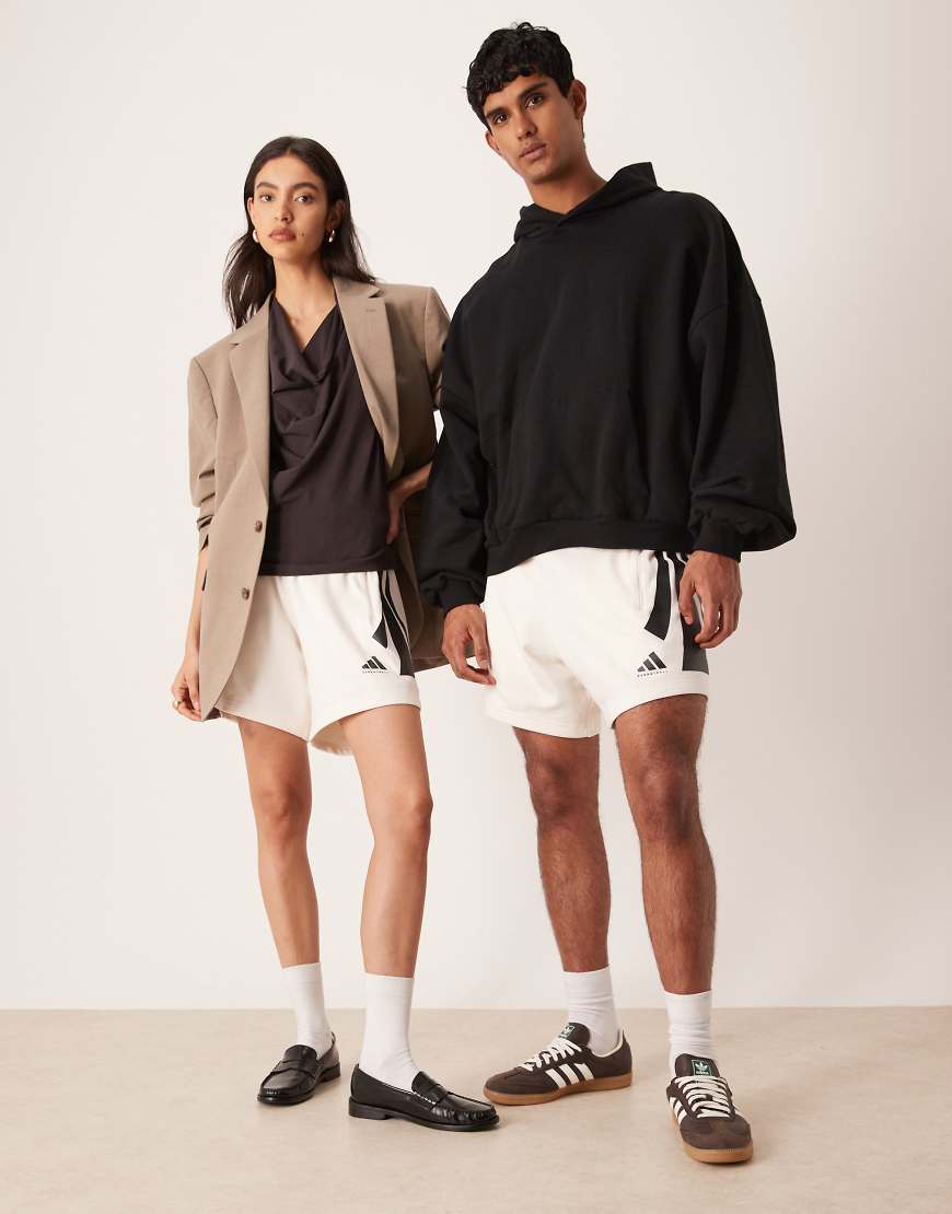 adidas - Basketball-Shorts in Weiß mit drei Streifen in Schwarz adidas - Basketball-Shorts in Weiß mit drei Streifen in Schwarz von adidas Originals