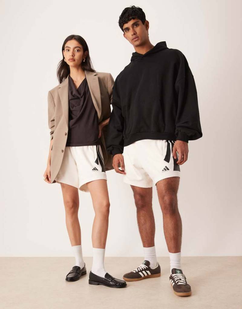 adidas - Basketball-Shorts in Weiß mit drei Streifen in Schwarz von adidas Originals