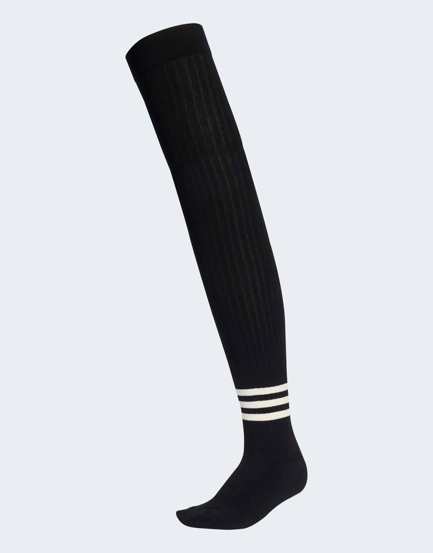 adidas Originals - 1 Paar kniehohe Socken in Schwarz adidas Originals - 1 Paar kniehohe Socken in Schwarz von adidas Originals