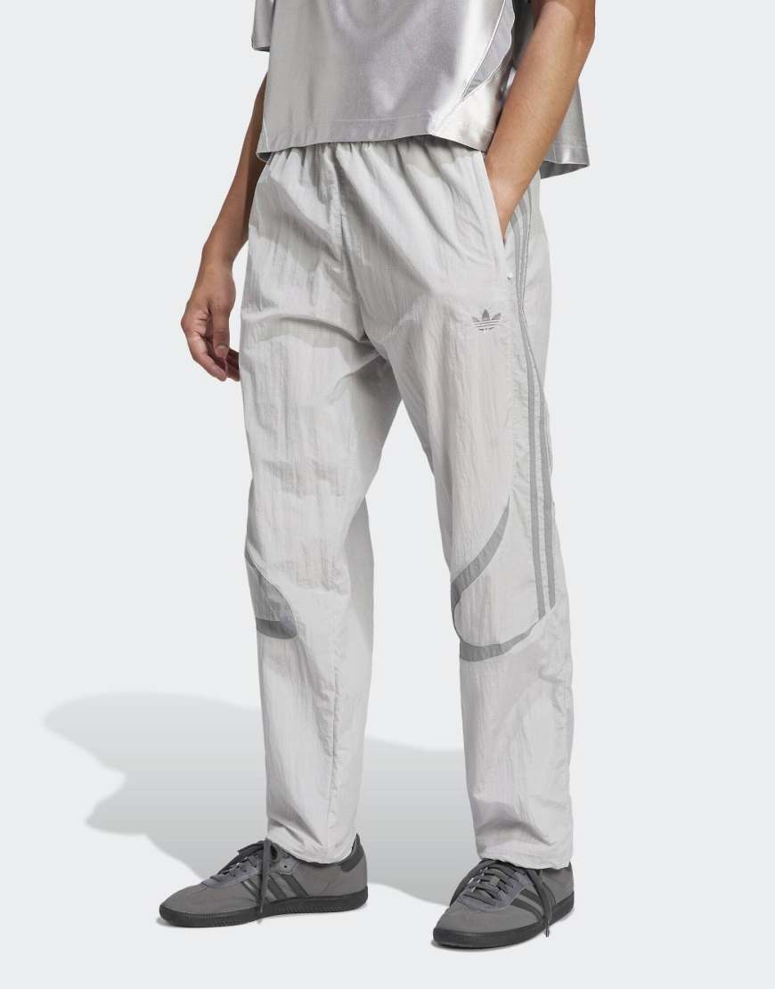 adidas Originals - Adicolor 2000s - Gewebte Trainings-Shorts in Grey Two und Grey Three-Grau adidas Originals - Adicolor 2000s - Gewebte Trainings-Shorts in Grey Two und Grey Three-Grau von adidas Originals