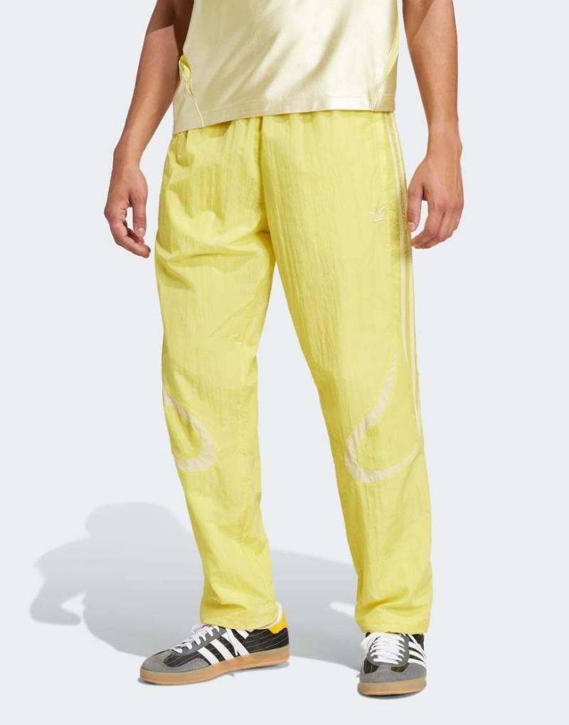 adidas Originals - Adicolor 2000s - Trainingshose aus Webstoff in Pure Sulfur und Powder Yellow-Gelb von adidas Originals