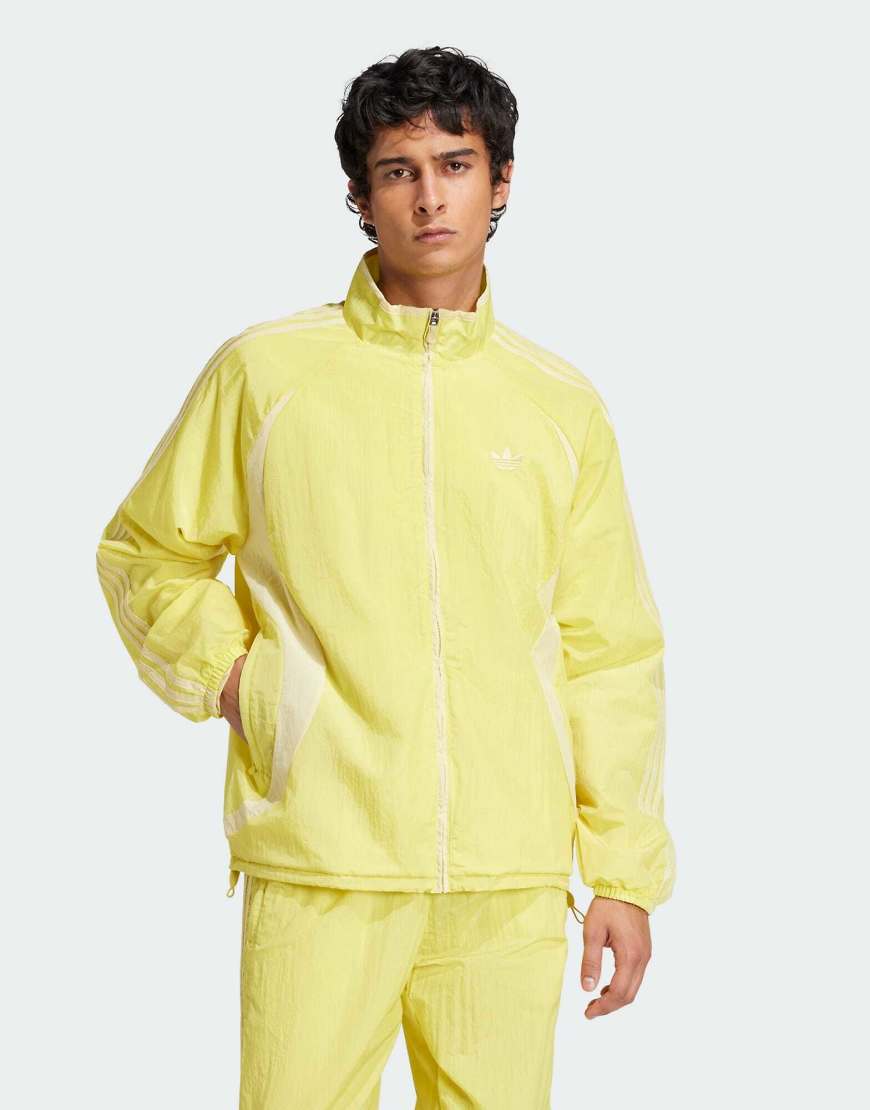 adidas Originals - Adicolor 2000s - Traininhsoberteil aus Webstoff in Pure Sulfur und Powder Yellow-Gelb von adidas Originals