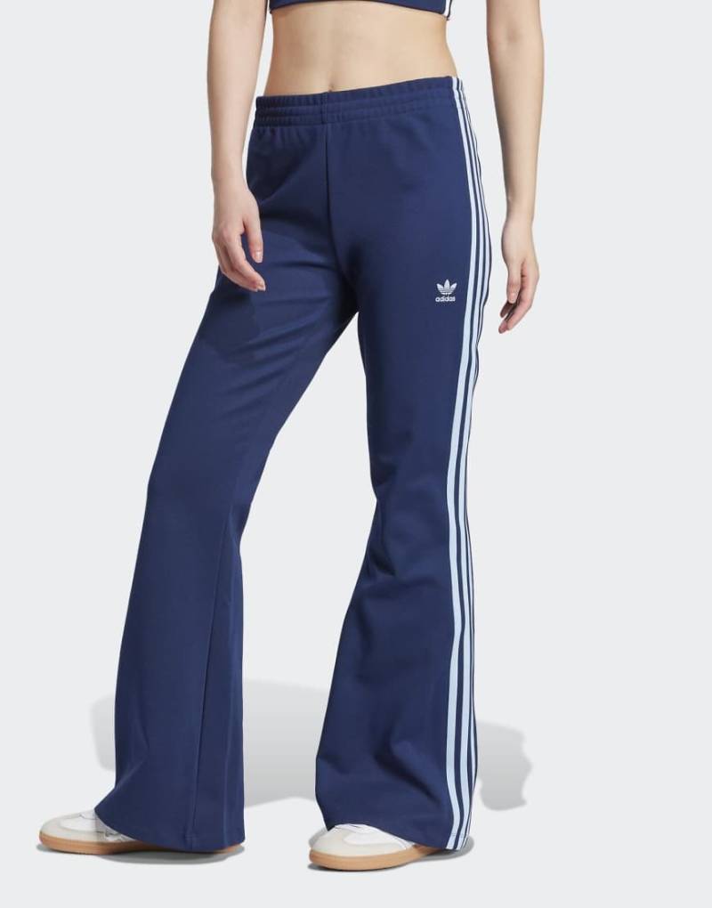 adidas Originals - Adicolor - Ausgestellte Trainingshose in dunklem Indigoblau mit den 3 Streifen von adidas Originals