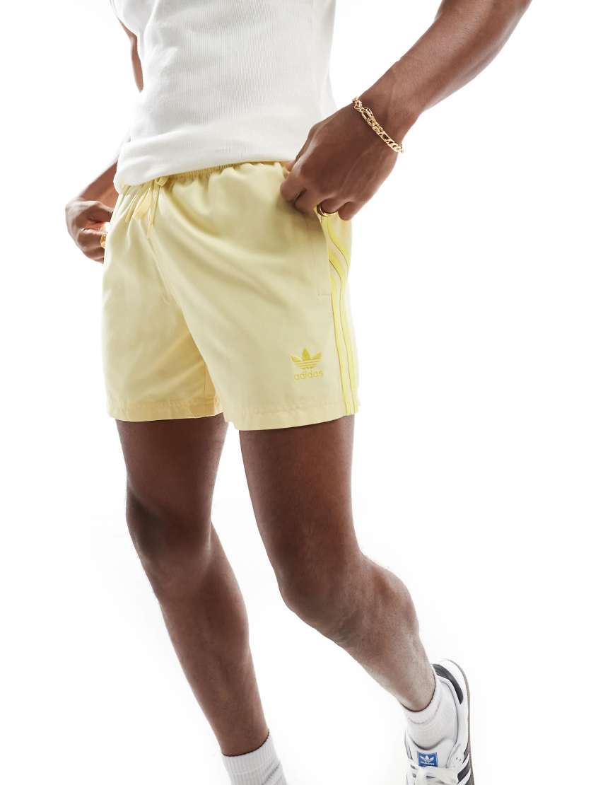 adidas Originals - Adicolor - Badeshorts in Gelb mit drei Streifen, 5 Zoll Schrittlänge von adidas Originals