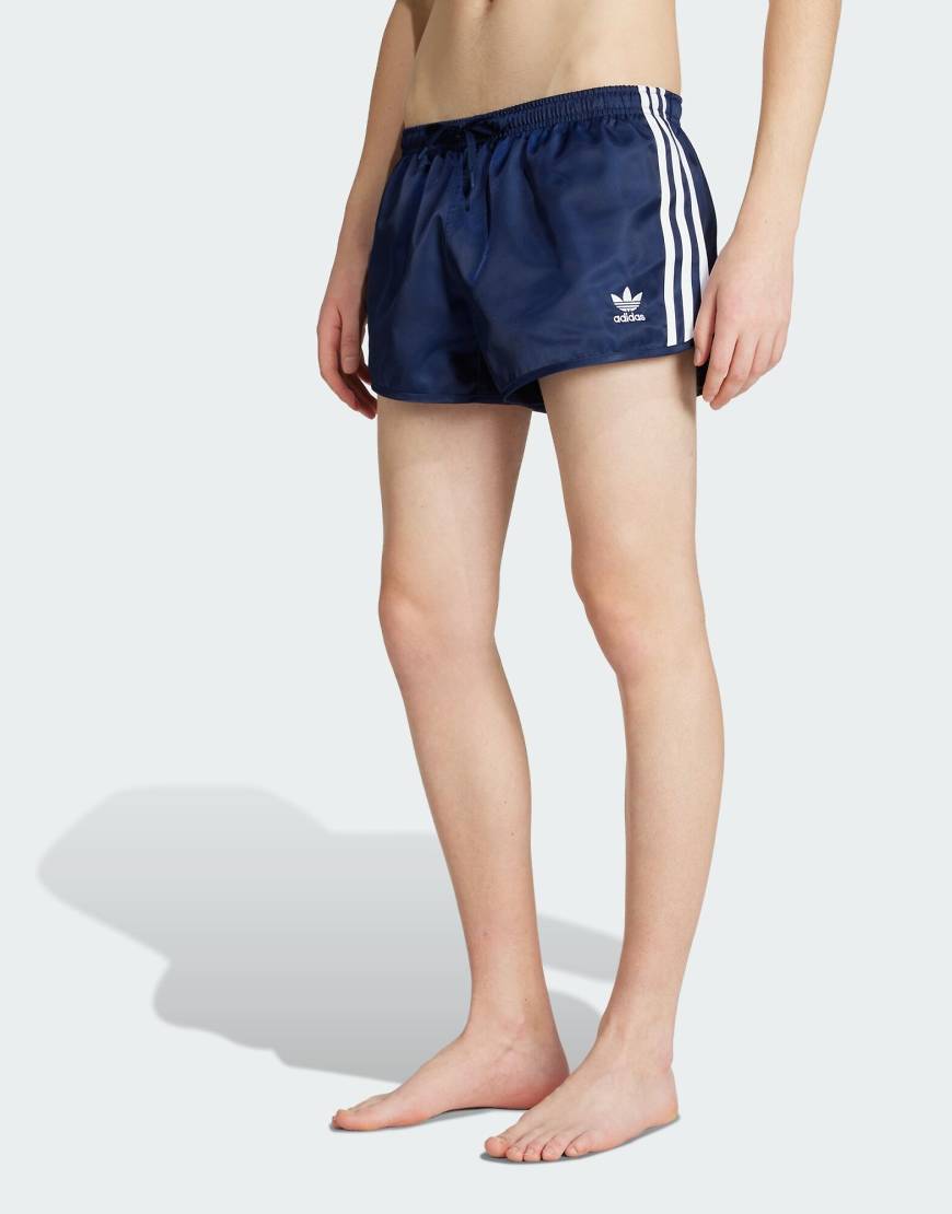 adidas Originals - Adicolor - Badeshorts in dunklem Indigoblau mit 3 Streifen und 2 Zoll Schrittlänge adidas Originals - Adicolor - Badeshorts in dunklem Indigoblau mit 3 Streifen und 2 Zoll Schrittlänge von adidas Originals