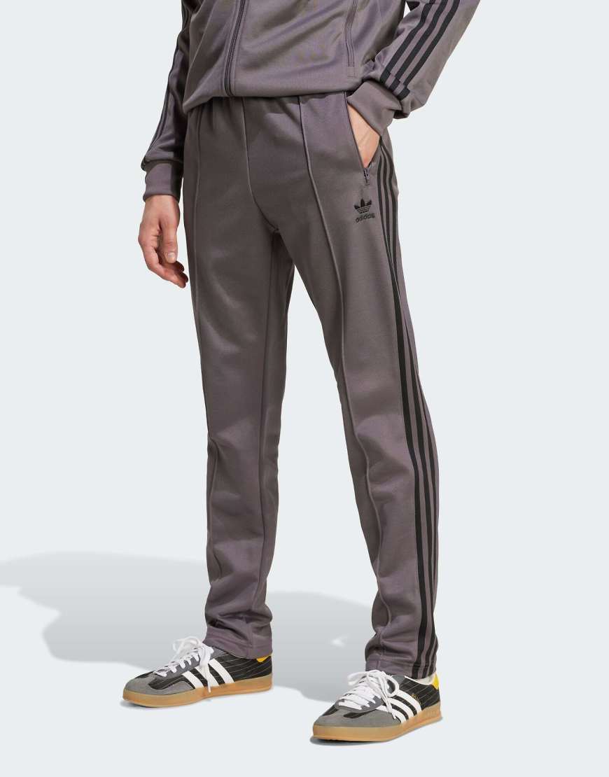 adidas Originals - Adicolor Classics Beckenbauer - Trainingshose in Grey Strata/Schwarz-Grau von adidas Originals