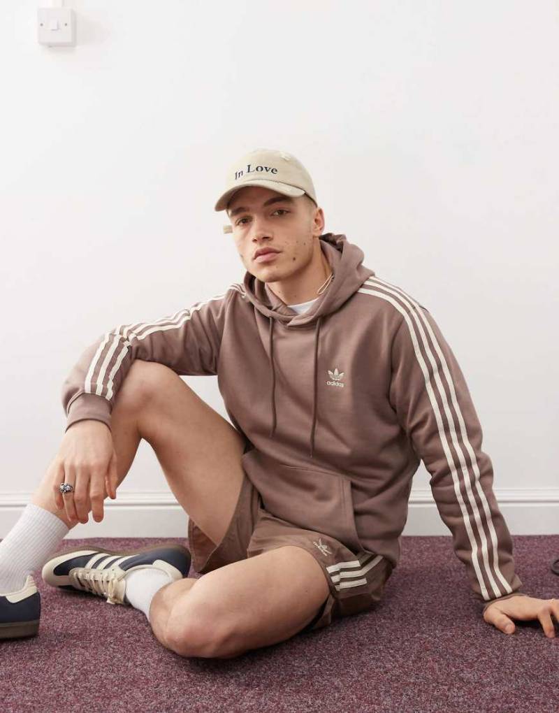 adidas Originals - Adicolor Classics - Kapuzenpullover in Braun mit 3-Streifen-Design von adidas Originals