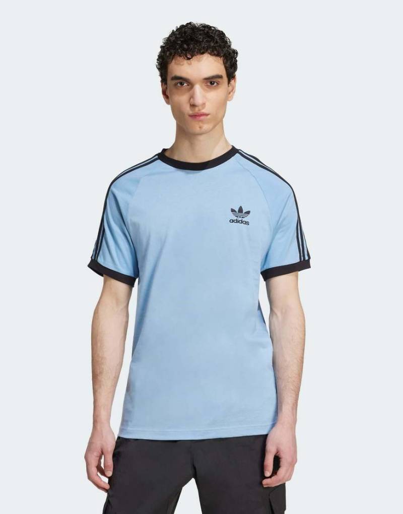 adidas Originals - Adicolor Classics - T-Shirt in Ash Blue / Schwarz mit 3 Streifen-Blau adidas Originals - Adicolor Classics - T-Shirt in Ash Blue / Schwarz mit 3 Streifen-Blau von adidas Originals