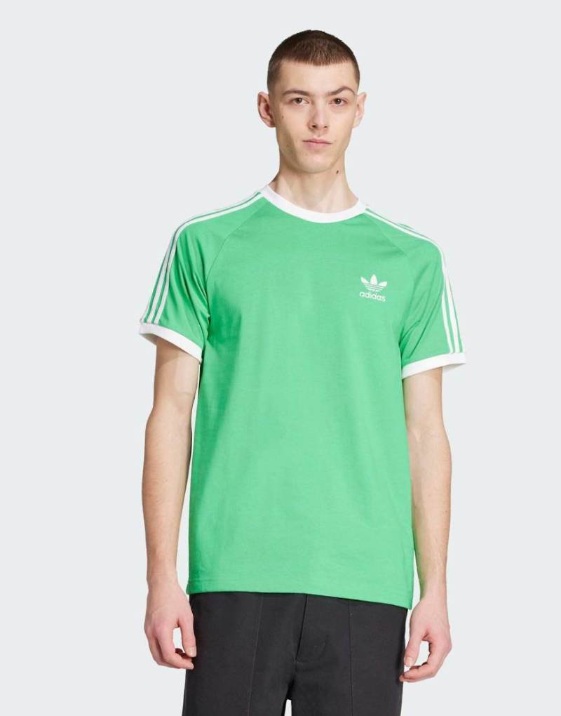 adidas Originals - Adicolor Classics - T-Shirt in Energy Green mit 3 Streifen in Weiß-Grün von adidas Originals