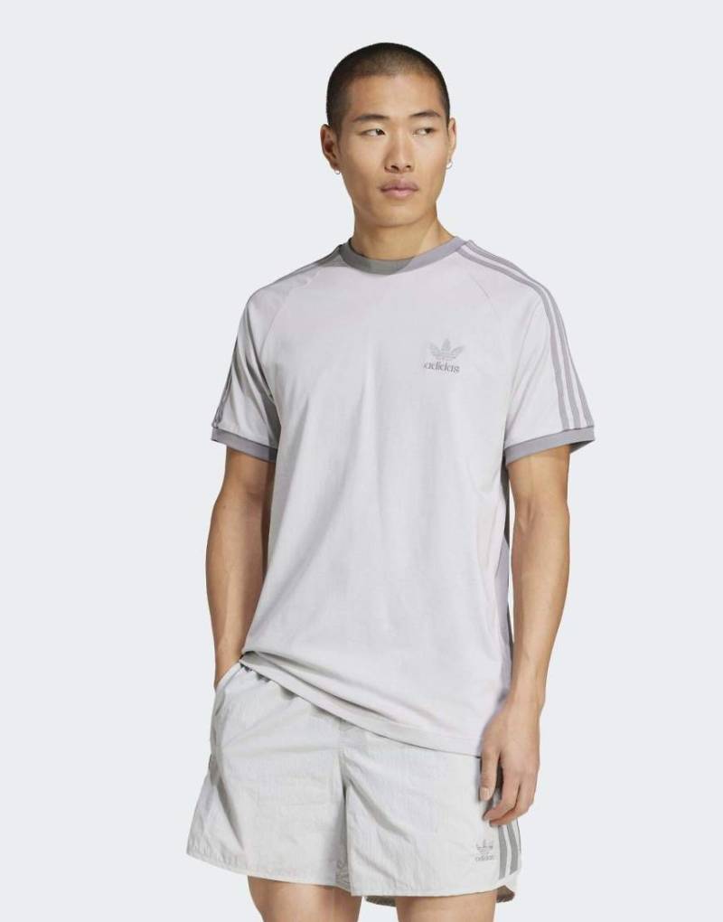 adidas Originals - Adicolor Classics - T-Shirt in Grey Two mit den 3 Streifen-Grau von adidas Originals