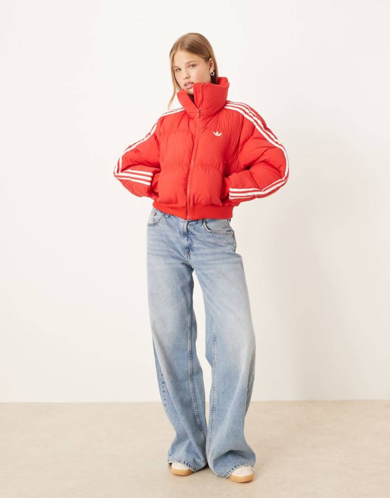 adidas Originals - Adicolor - Cropped Pufferjacke in Better Scarlet mit synthetischen Daunen-Rot von adidas Originals