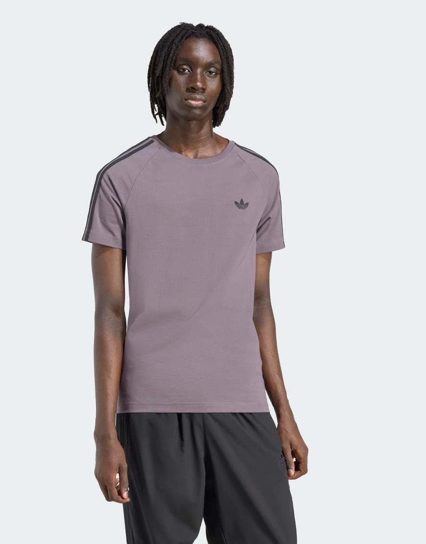 adidas Originals - Adicolor - Enges T-Shirt in Grau-Strata/Schwarz mit Dreiblatt-Logo adidas Originals - Adicolor - Enges T-Shirt in Grau-Strata/Schwarz mit Dreiblatt-Logo von adidas Originals