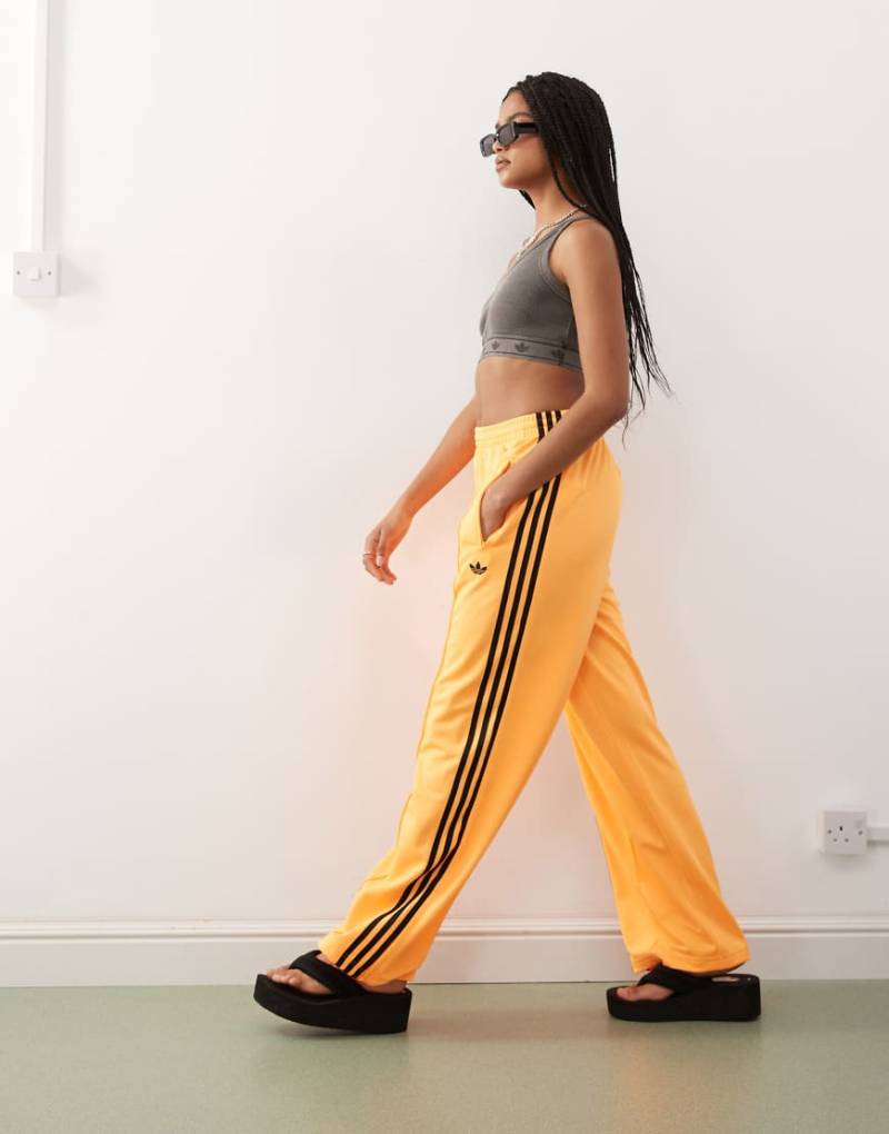 adidas Originals - Firebird - Locker geschnittene Trainingshose in Orange und Schwarz von adidas Originals