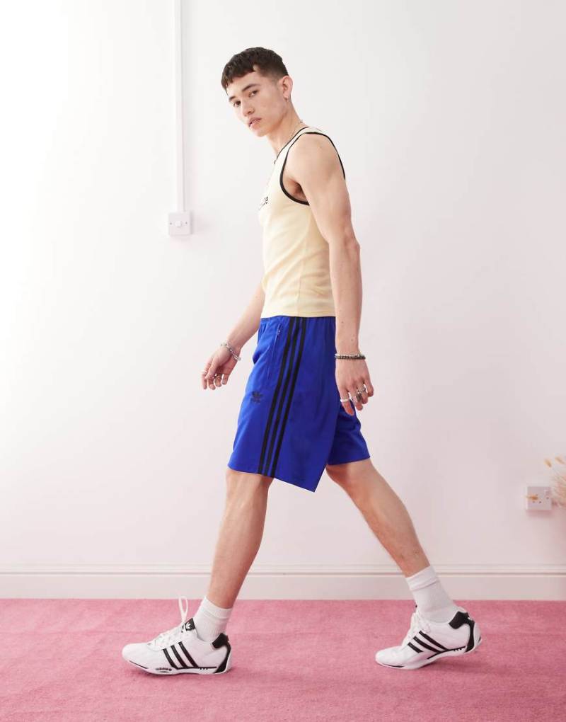 adidas Originals - Firebird - Shorts in Blau und Schwarz von adidas Originals