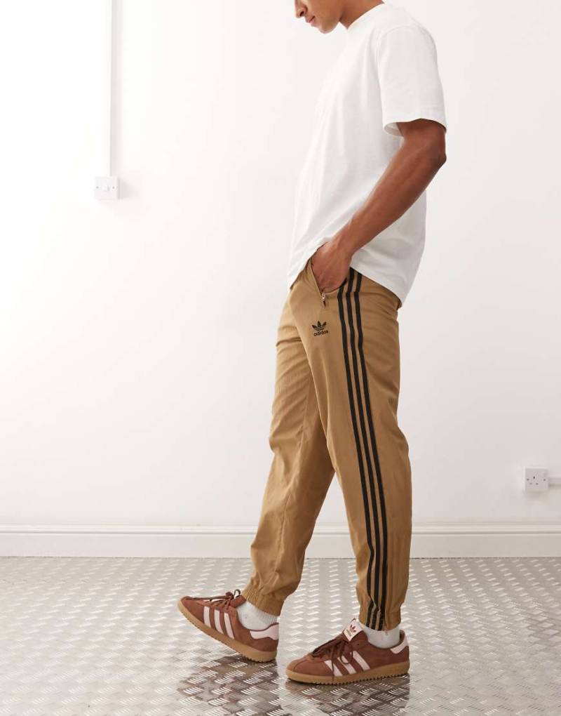 adidas Originals - Adicolor - Firebird - Trainingshose aus Webstoff in Karton/Schwarz-Braun von adidas Originals