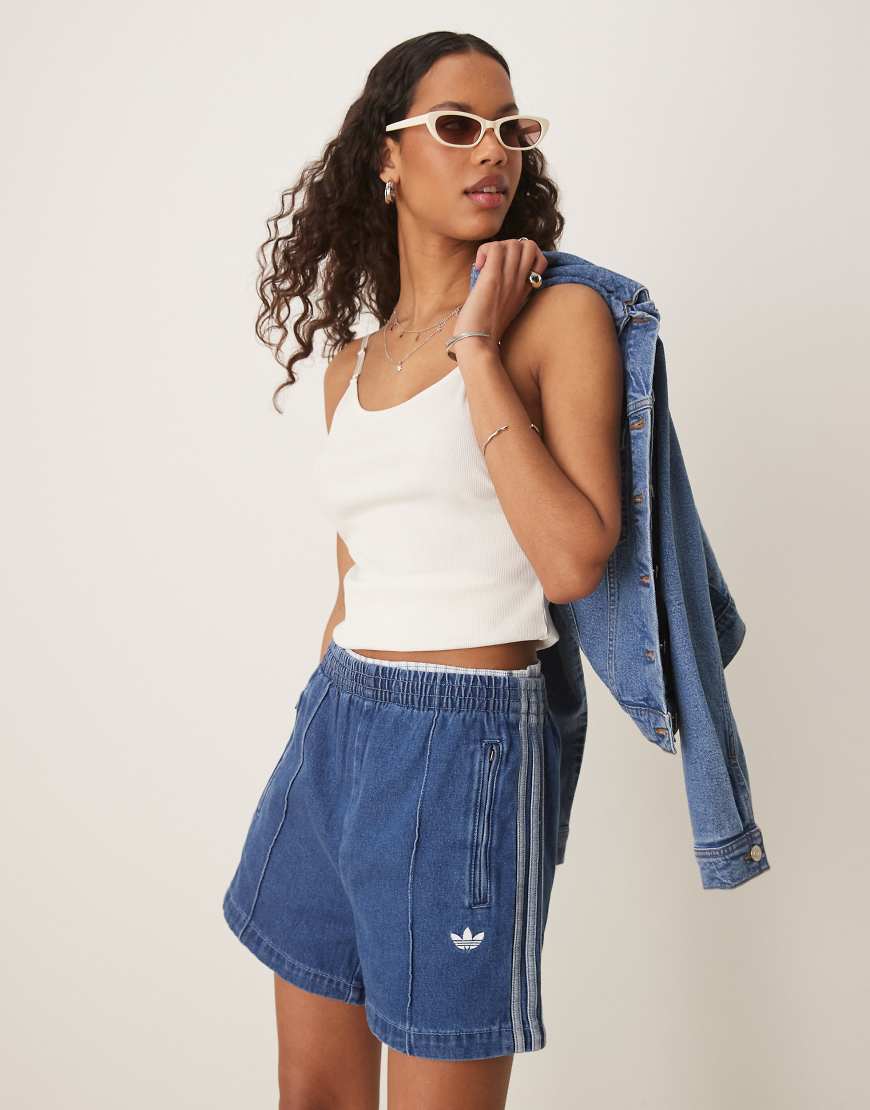 adidas Originals - Adicolor - Jeans-Shorts im 90er-Stil in Blau adidas Originals - Adicolor - Jeans-Shorts im 90er-Stil in Blau von adidas Originals