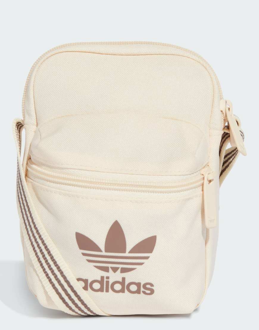 adidas Originals - Adicolor - Klassische Festival-Tasche in Wunderweiß adidas Originals - Adicolor - Klassische Festival-Tasche in Wunderweiß von adidas Originals