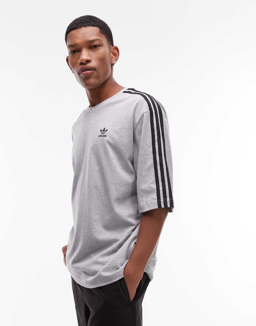 adidas Originals - Adicolor - Oversize-T-Shirt in Grau mit den 3 Streifen von adidas Originals
