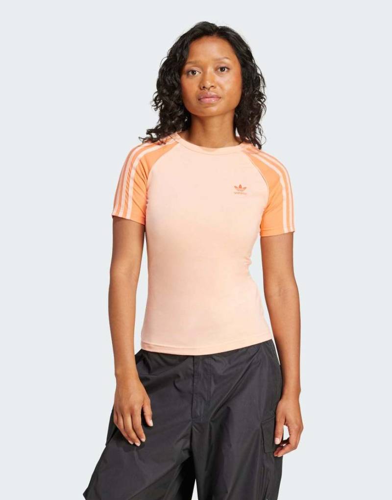 adidas Originals - Adicolor - Schmal geschnittenes T-Shirt in Glow-Rosa mit Raglan-Ärmeln und 3 Streifen adidas Originals - Adicolor - Schmal geschnittenes T-Shirt in Glow-Rosa mit Raglan-Ärmeln und 3 Streifen von adidas Originals