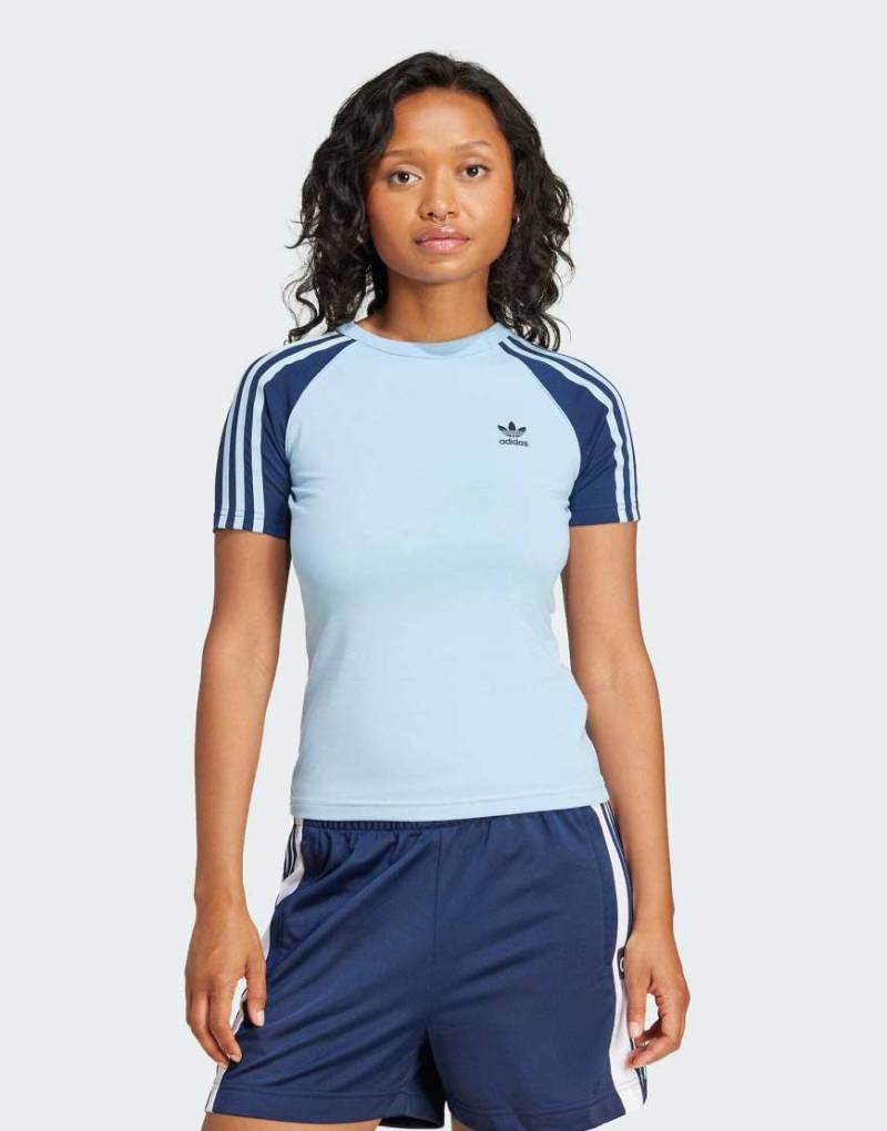 adidas Originals - Adicolor - Schmal geschnittenes T-Shirt in hellem Himmelblau mit Raglan-Ärmeln und den 3 Streifen von adidas Originals