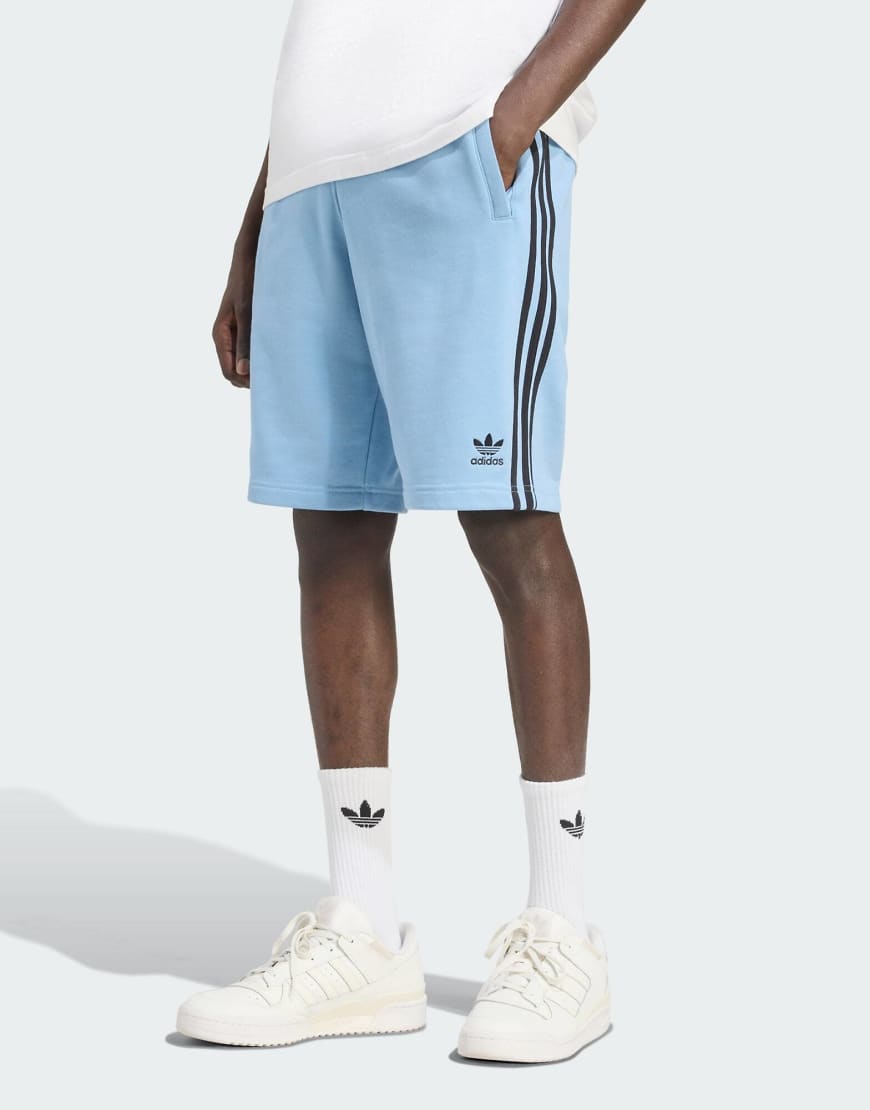 adidas Originals - Adicolor - Shorts in Ash-Blau/Schwarz mit 3 Streifen adidas Originals - Adicolor - Shorts in Ash-Blau/Schwarz mit 3 Streifen von adidas Originals