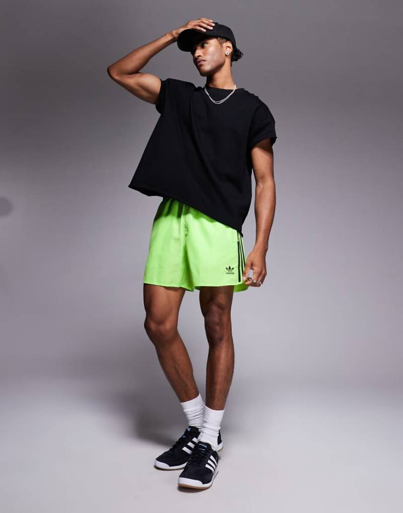 adidas Originals - Adicolor - Sprinter-Shorts in Limettengrün adidas Originals - Adicolor - Sprinter-Shorts in Limettengrün von adidas Originals