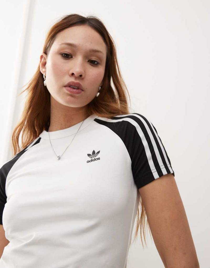 adidas Originals - Adicolor - T-Shirt in Schwarz im Stil der 90er mit Raglan-Ärmeln von adidas Originals