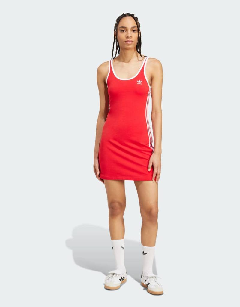 adidas Originals - Adicolor - Tanktop-Minikleid mit den 3 Streifen in Better Scarlet/Weiß-Rot von adidas Originals