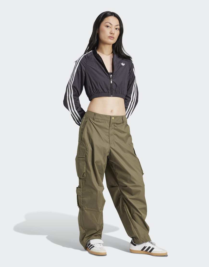 adidas Originals - Adicolor Teamgeist - Cropped-Trainingsoberteil in Schwarz adidas Originals - Adicolor Teamgeist - Cropped-Trainingsoberteil in Schwarz von adidas Originals