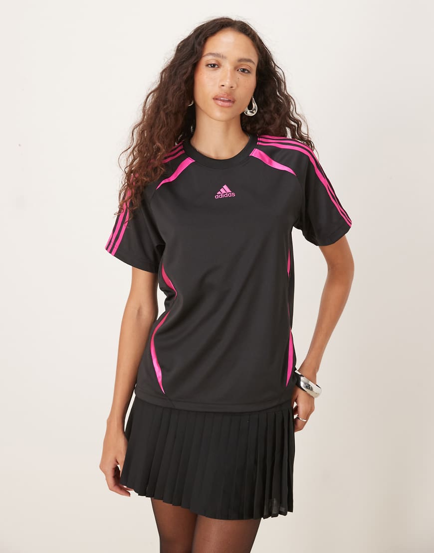 adidas Originals - Adicolor Teamgeist - Lockeres T-Shirt in Schwarz und Fuchsia von adidas Originals