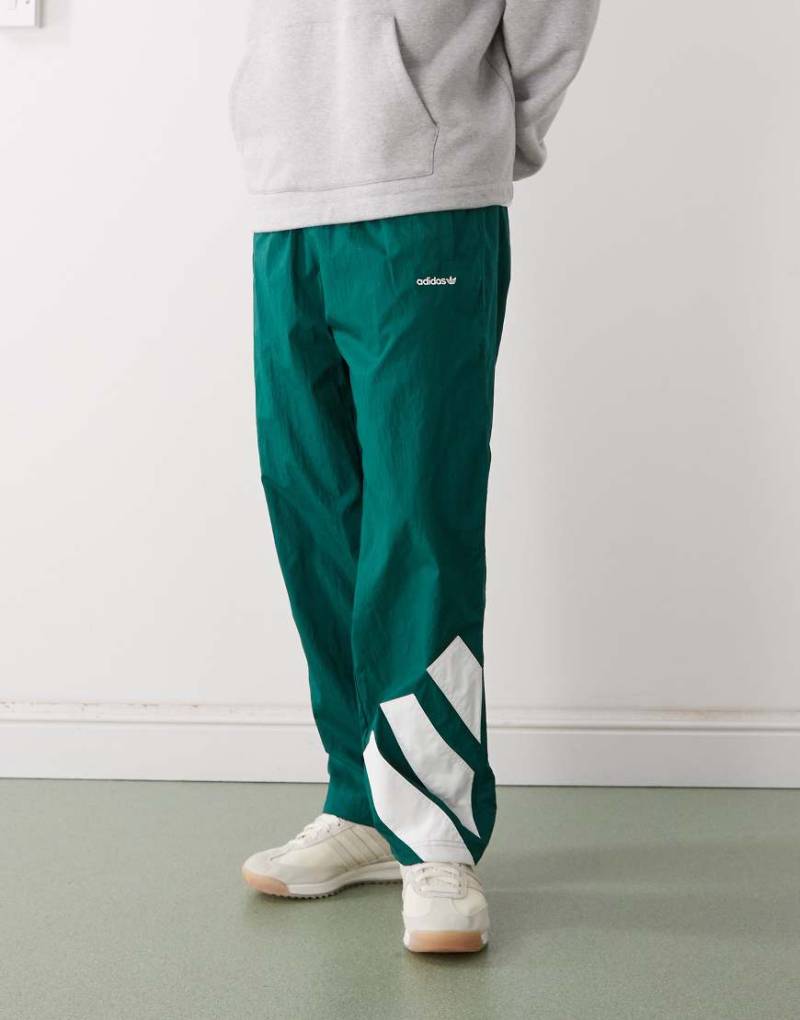 adidas Originals - Adicolor - Trainingshose in Collegiate Green mit Blockstreifen in Weiß-Grün von adidas Originals