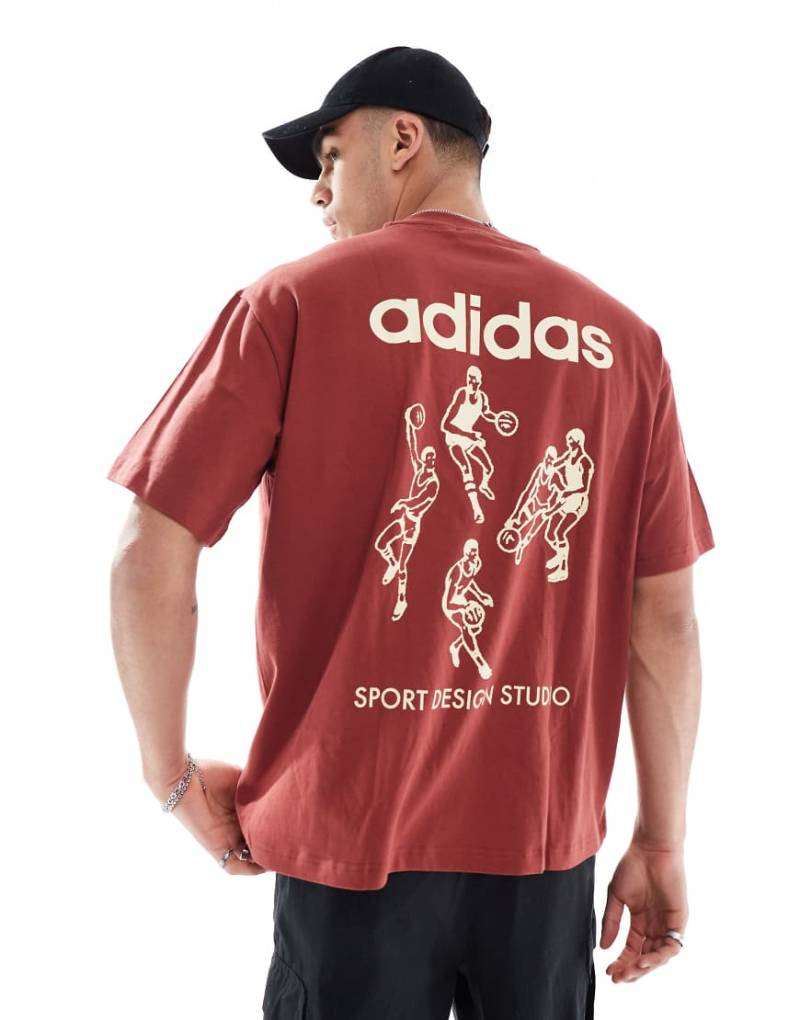 adidas Originals - Adidas Sport Design Studio Players - T-Shirt in Preloved Ruby / Warm Vanilla mit Grafik-Rot adidas Originals - Adidas Sport Design Studio Players - T-Shirt in Preloved Ruby / Warm Vanilla mit Grafik-Rot von adidas Originals