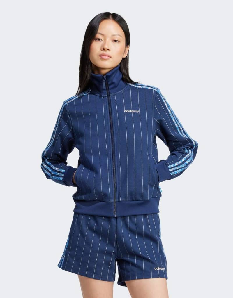 adidas Originals - Adidas originals x liberty london - Trainingsoberteil in Nacht-Indigo/Kreideweiß mit farblich abgestimmtem Blockfarben-Design-Blau adidas Originals - Adidas originals x liberty london - Trainingsoberteil in Nacht-Indigo/Kreideweiß mit farblich abgestimmtem Blockfarben-Design-Blau von adidas Originals