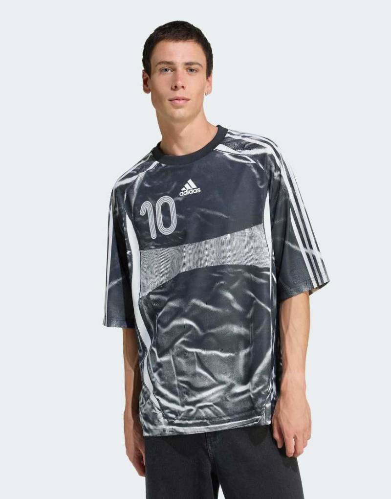 adidas Originals - Adilenium Season 4 Teamgeist - Bedrucktes Trikot in Schwarz von adidas Originals