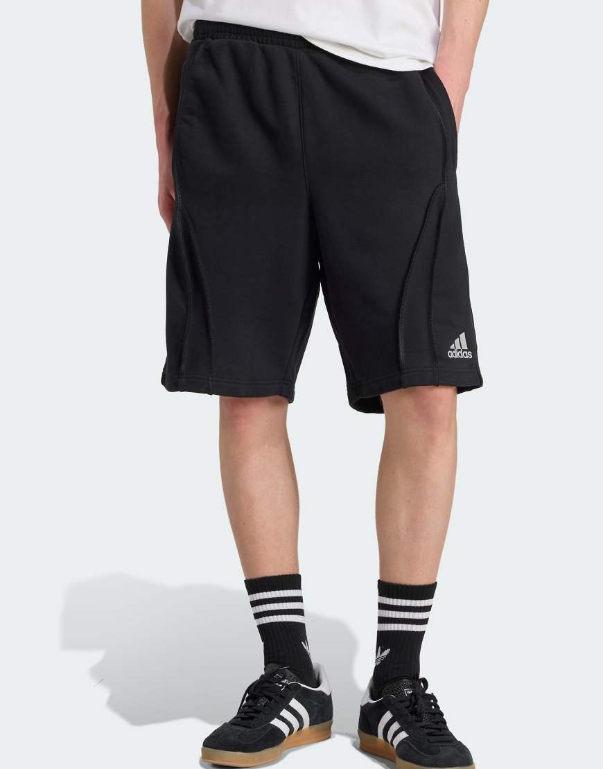 adidas Originals - Adilenium Season 4 Teamgeist - Fleece-Shorts in Schwarz adidas Originals - Adilenium Season 4 Teamgeist - Fleece-Shorts in Schwarz von adidas Originals