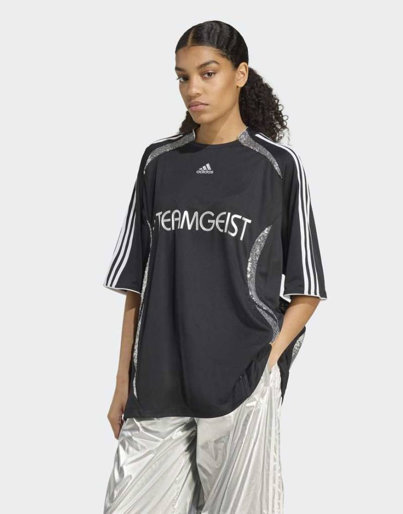 adidas Originals - Adilenium Season 4 Teamgeist - Oversize-Trikot in Schwarz von adidas Originals