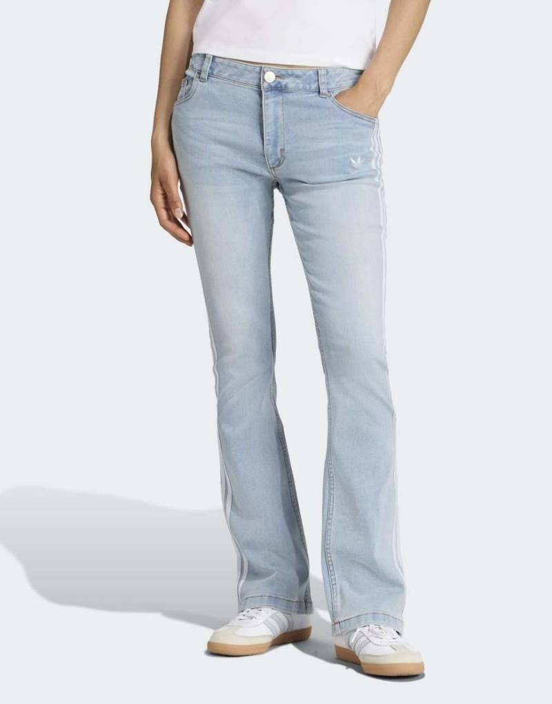 adidas Originals - Adilenium Season 4 Teamgeist - Schmal geschnittene Jeanshose in Hellblau von adidas Originals