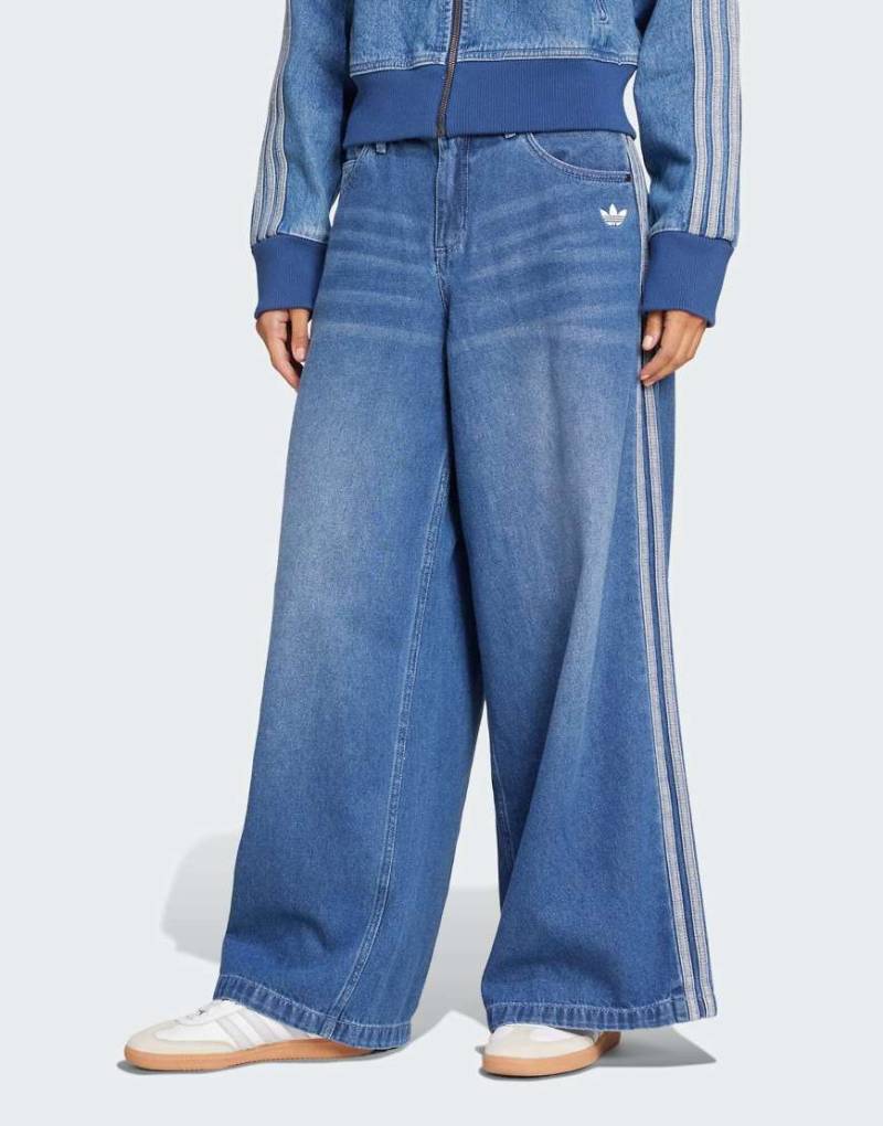 adidas Originals - Adilenium - Weit geschnittene Jeans in Blau von adidas Originals