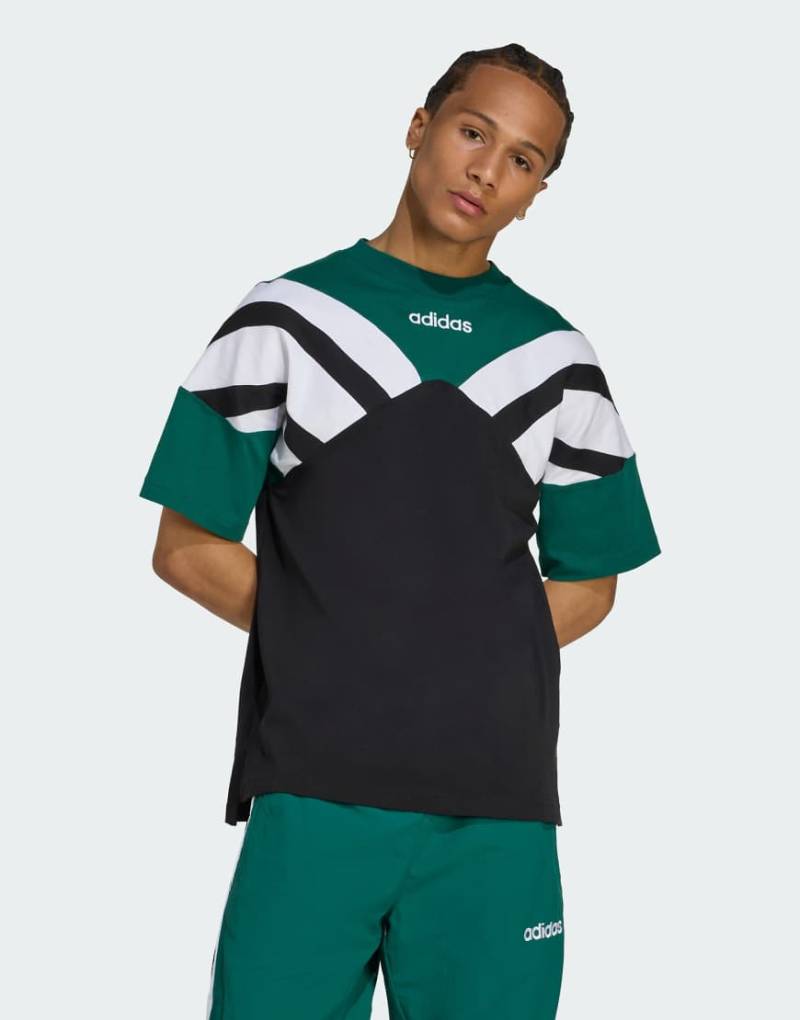 adidas Originals - Archive Cutline - T-Shirt in Schwarz/Collegiate Green von adidas Originals