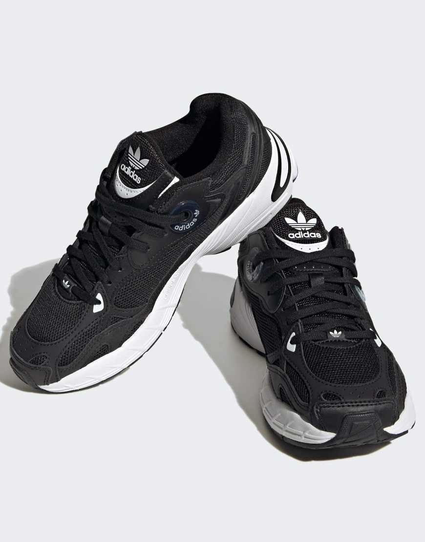 adidas Originals - Astir - Schuhe in Kernschwarz / Kernschwarz / Wolkenweiß von adidas Originals