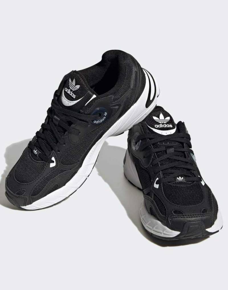 adidas Originals - Astir - Schuhe in Kernschwarz / Kernschwarz / Wolkenweiß von adidas Originals