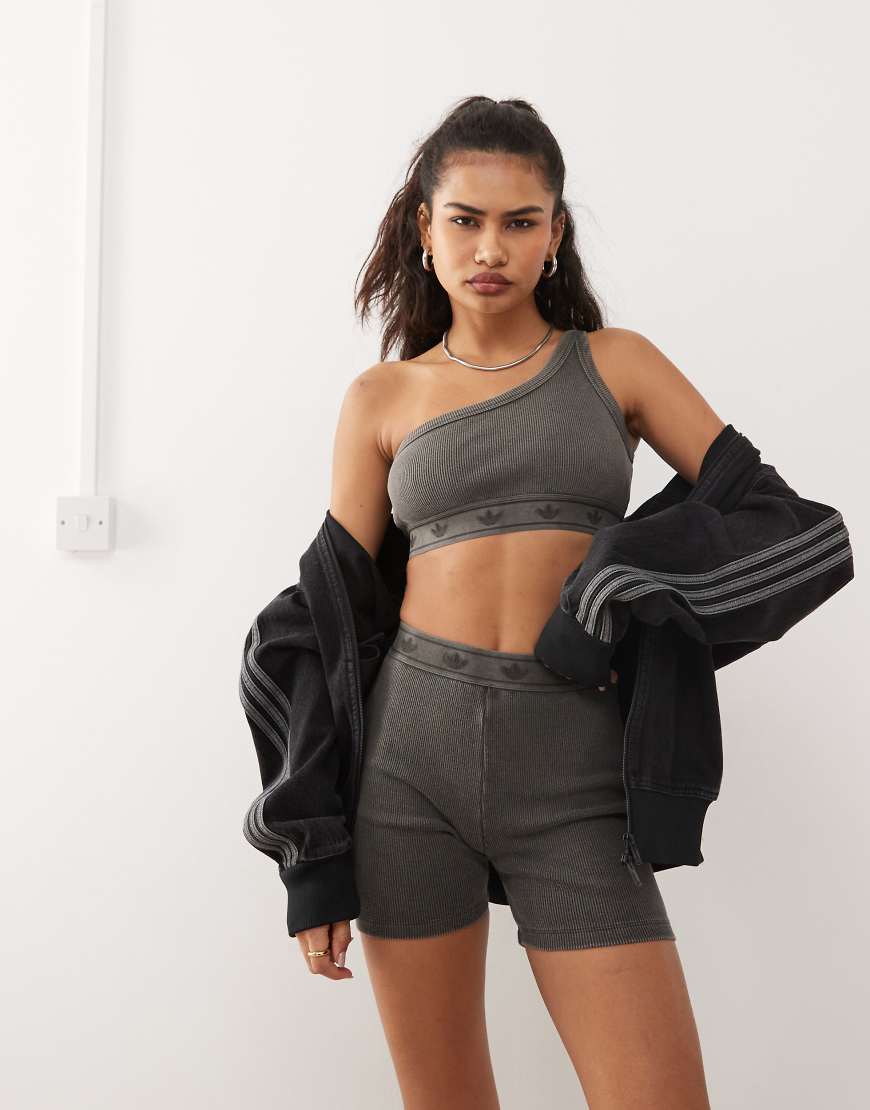 adidas Originals - Asymmetrischer, gerippter BH in verwaschenem Schwarz von adidas Originals